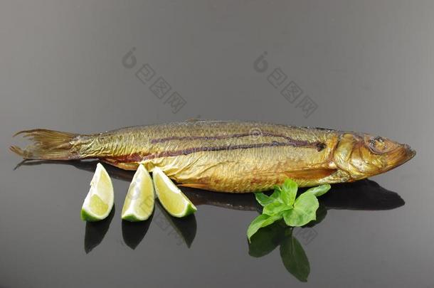 熏制的腌熏的鲱鱼和罗勒属植物和柠檬