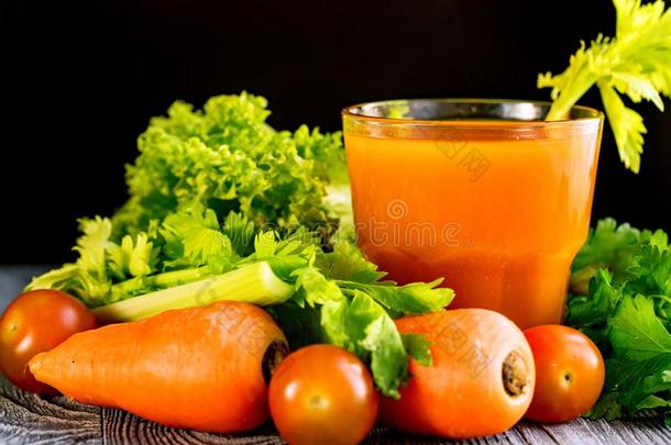 健康的日常饮食,玻璃关于胡萝卜果汁和蔬菜