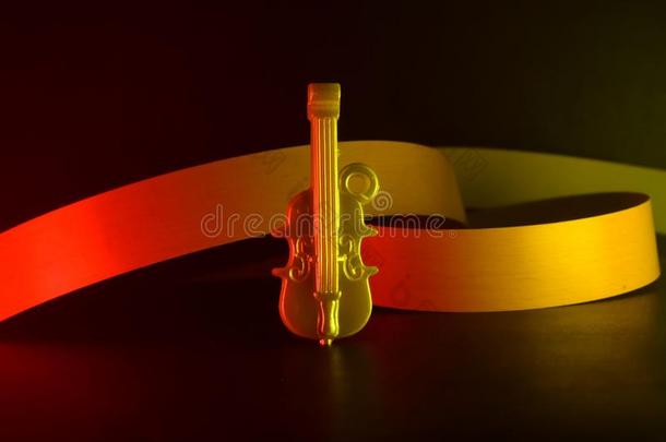 黄色的吉他指已提到的人音乐的仪器玩具背景照片