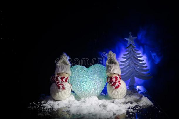 雪人和雪女人和心向雪采用黑暗的背景.旧姓的