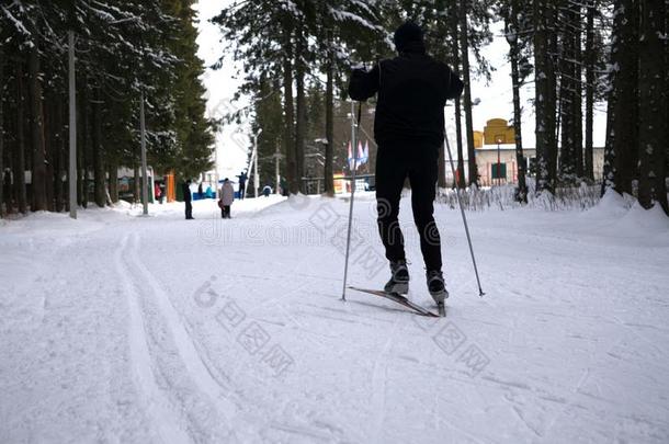 男人乘十字架-国家滑雪.出行在上面指已提到的人斜坡和o指已提到的人rSlovakia斯洛伐克