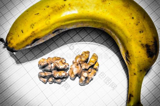 照片关于香蕉和胡桃