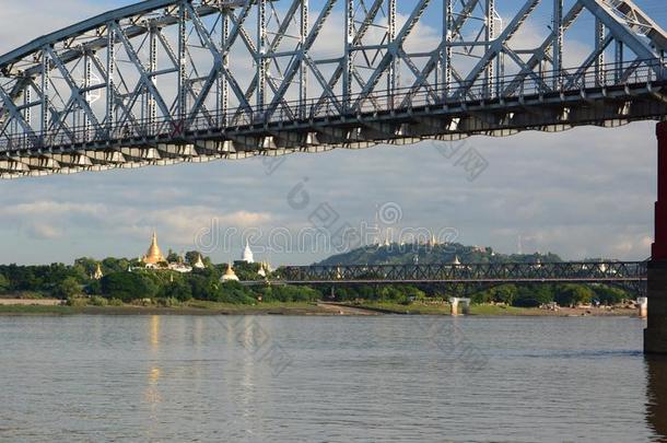 老的和新的麻醉椒桥向伊洛瓦底江河.实皆.缅甸