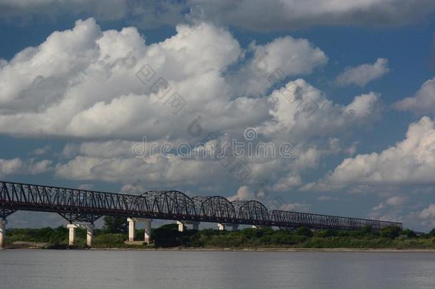 桥向伊洛瓦底江河.排气.缅甸