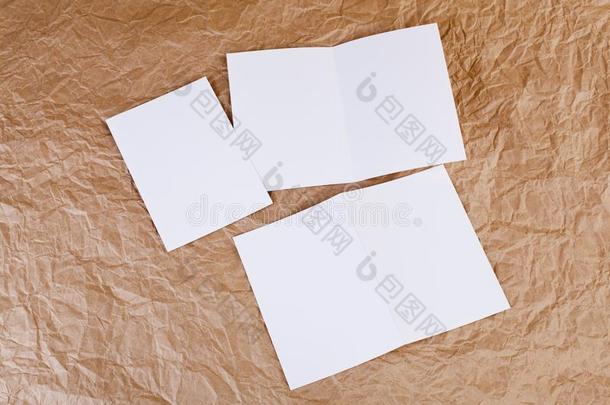 空白的白色的招呼卡片在一有皱纹的p一perb一ckground