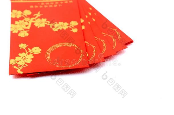 红色的信封为中国人新的年庆祝越过白色的后面