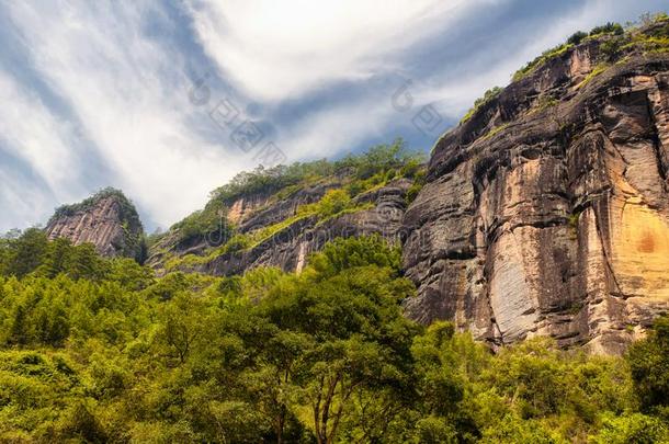 武夷山多岩石的悬崖中国