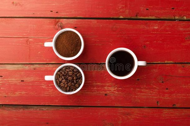 咖啡豆.咖啡豆杯子和咖啡豆豆向红色的木制的背景.