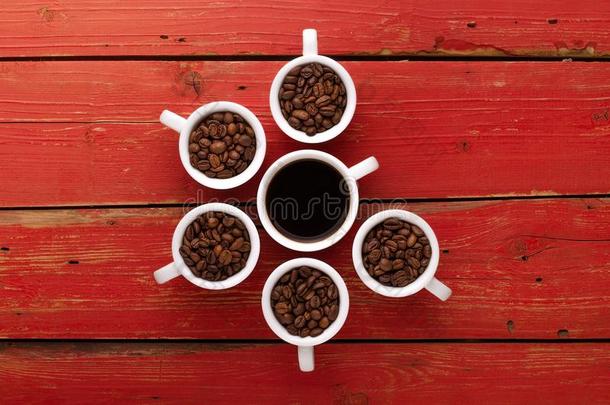 <strong>咖啡豆</strong>.<strong>咖啡豆</strong>杯子和<strong>咖啡豆</strong>豆向红色的木制的背景.