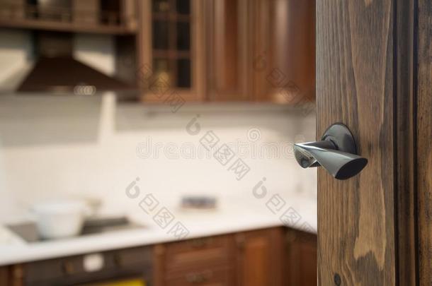 断开的木制的门向现代的厨房房间.