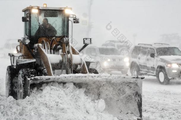 前面结果轮子装货的人开除雪从路在的时候<strong>重</strong>的雪