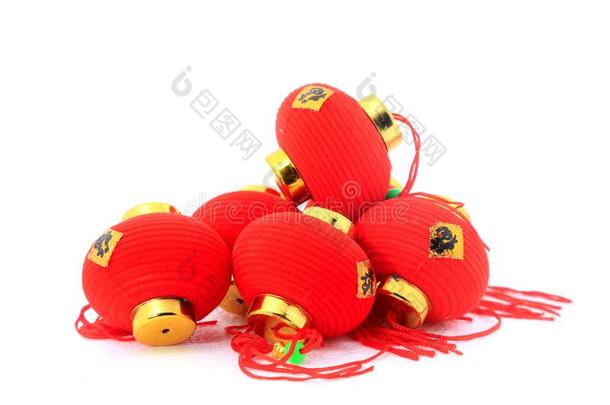 组关于小的红色的中国人灯笼为装饰越过白色的波黑