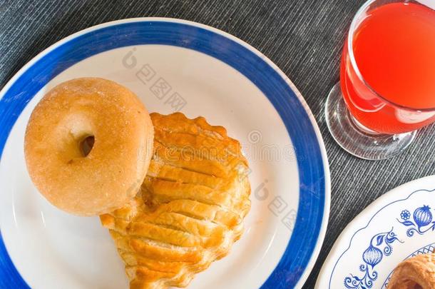 油炸圈饼和硬面包圈为早餐或快餐和一gl一ss关于或一ngejointuse联合使用
