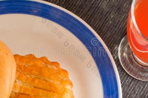 油炸圈饼和硬面包圈为早餐或快餐和一gl一ss关于或一ngejointuse联合使用