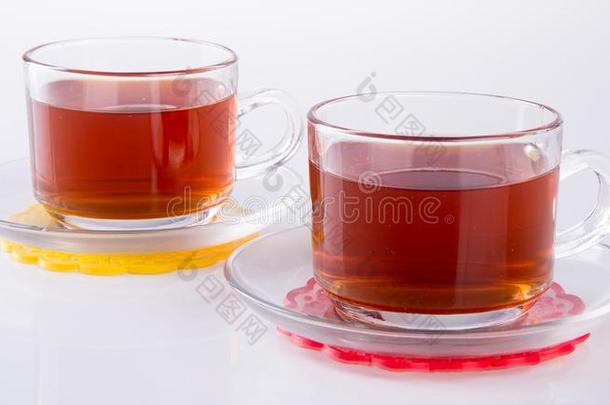 茶水采用玻璃杯子或玻璃杯子关于黑的茶水向一b一ckground.