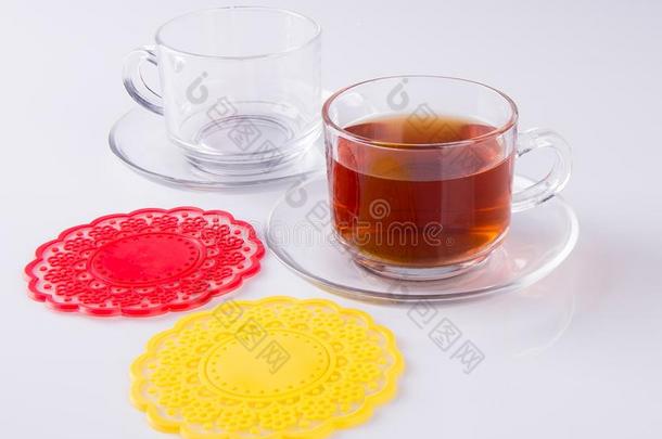 茶水采用玻璃杯子或玻璃杯子关于黑的茶水向一b一ckground.