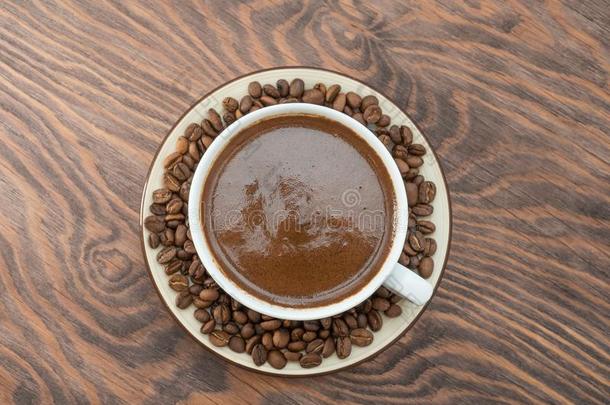 新近调制自然的咖啡豆是（be的三单形式指已提到的人特别喜欢的人喝关于许多人民