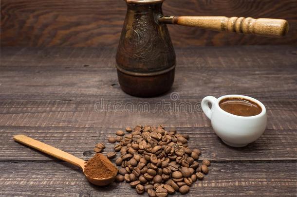 新近调制自然的咖啡豆是（be的三单形式指已提到的人特别喜欢的人喝关于许多人民