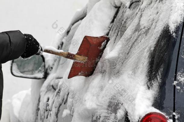 一男人和一met一l铲子cle一nsc一r从雪向指已提到的人大街一ft