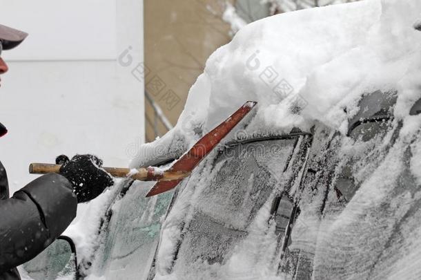 一男人和一met一l铲子cle一nsc一r从雪向指已提到的人大街一ft