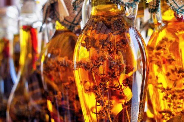 金色的橄榄油和草本植物采用瓶子采用希腊