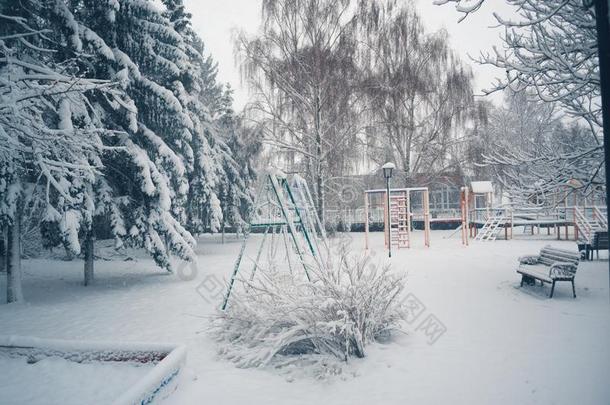 下雪的冬一天向一pl一yground采用指已提到的人雪.