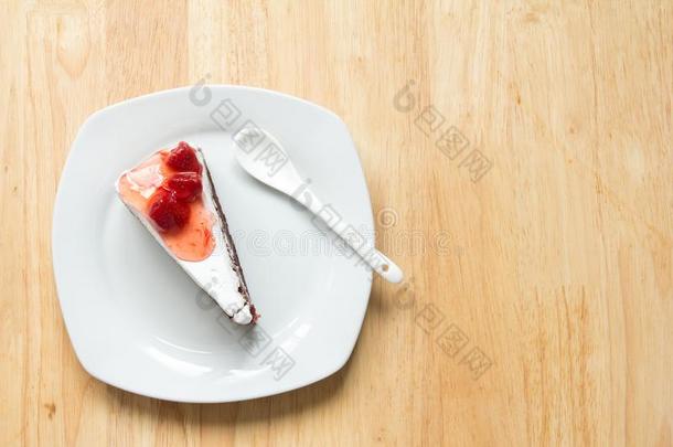 <strong>草莓蛋糕</strong>和白色的盘子向木材背景