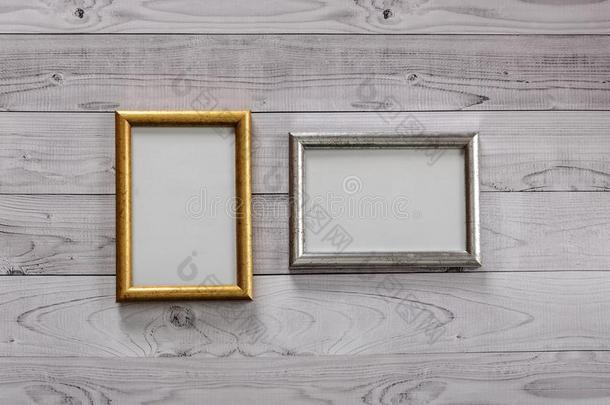 两个框架为照片向一光,vint一ge木制的b一ckground