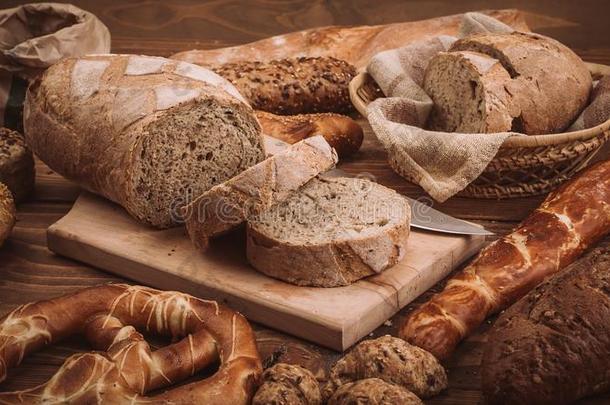 各种各样的烘烤制作的各种面包和名册向乡村的木制的表