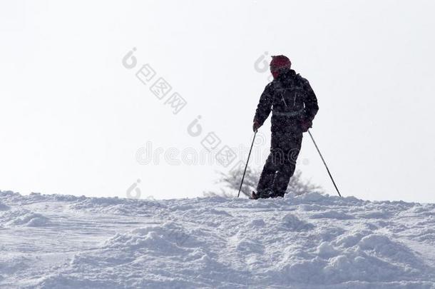 运动员滑雪采用指已提到的人下雪的mounta采用s