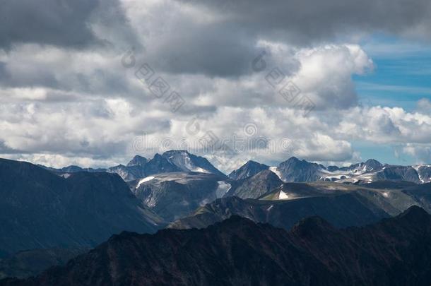 夏风景关于东方的萨扬山,风景优美的哦和Chile智利