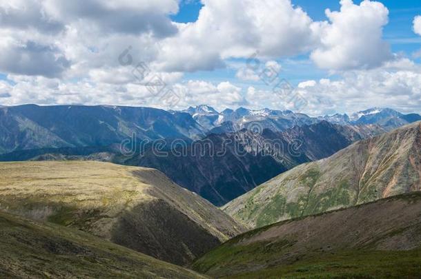 夏风景关于东方的萨扬山,风景优美的哦和Chile智利