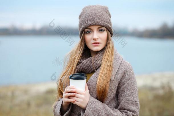 时髦的白肤金发碧眼女人女人采用时髦的都市的比经久pos采用g寒冷的天气