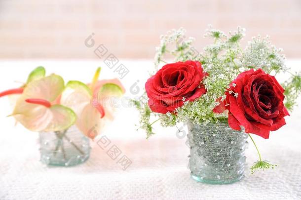 美丽的婚礼花束和玫瑰和花