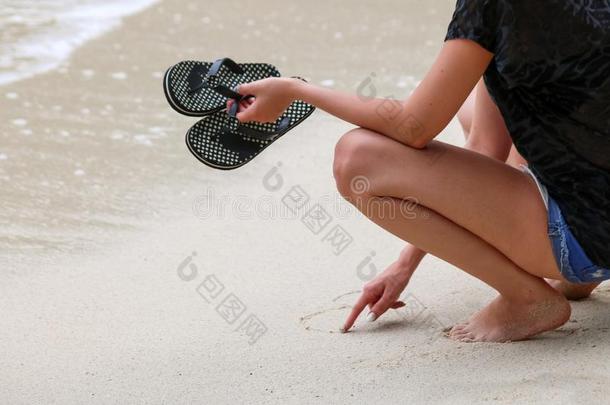 旅行者女儿使人疲乏的<strong>拖鞋</strong>或<strong>拖鞋</strong>享有指已提到的人海滩