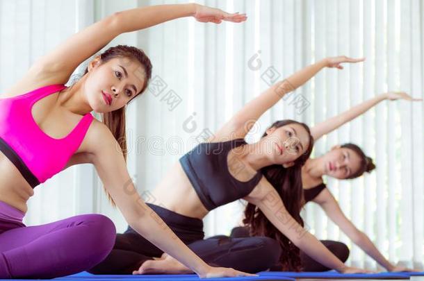 女人<strong>开业</strong>的瑜伽使摆姿势采用健康<strong>健身</strong>房班