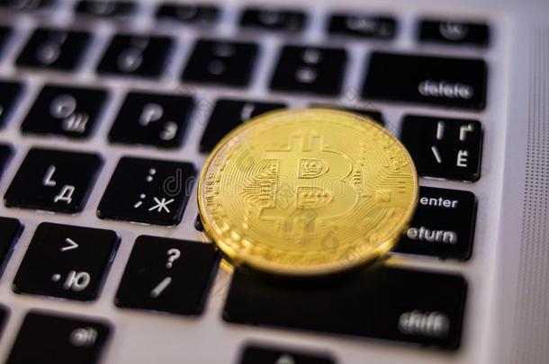 金色的点对点基于网络的匿名数字货币加密货币向便携式电脑键盘.加密货币