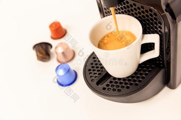 准备的浓咖啡咖啡豆和浓咖啡机器采用黑的颜色,