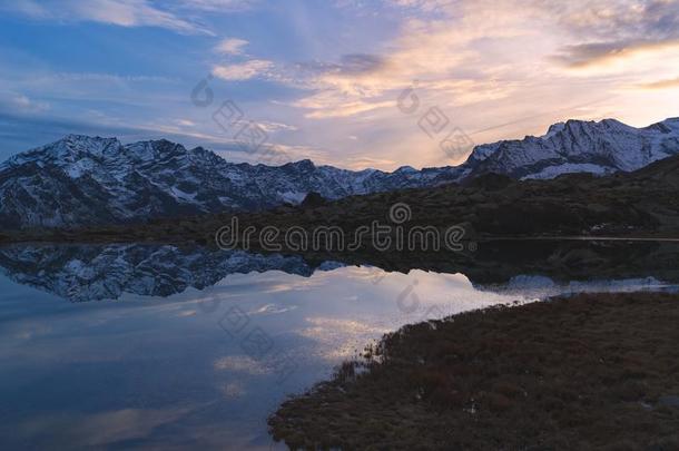 高的高度阿尔卑斯山的湖采用田园诗般的风景.反映关于Senegal塞内加尔