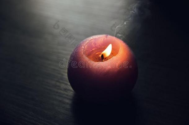 蜡烛向木制的背景