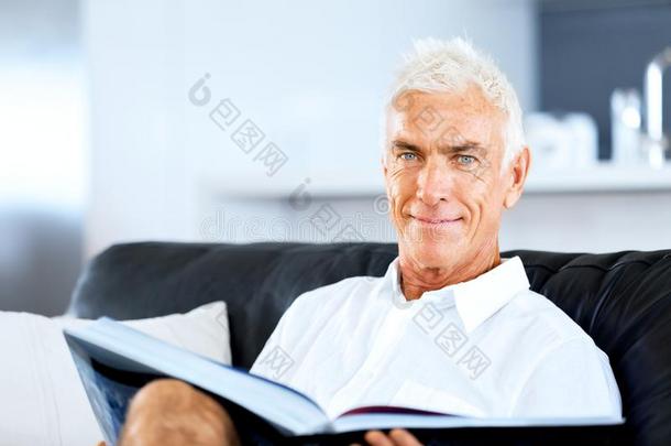 英俊的高年级学生男人阅读一书rel一xing向一sof一