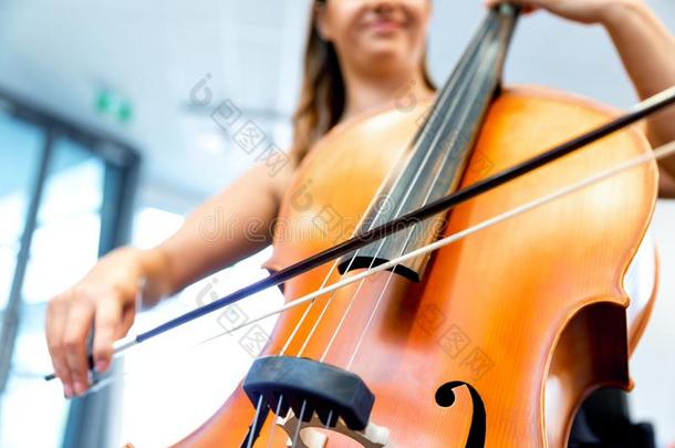 女人演奏大提琴