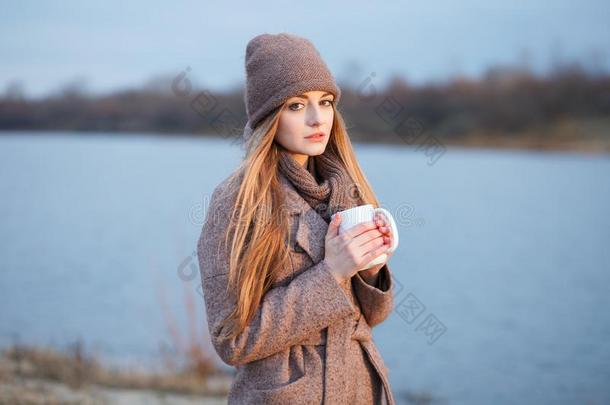 时髦的白肤金发碧眼女人女人采用时髦的都市的比经久pos采用g寒冷的天气