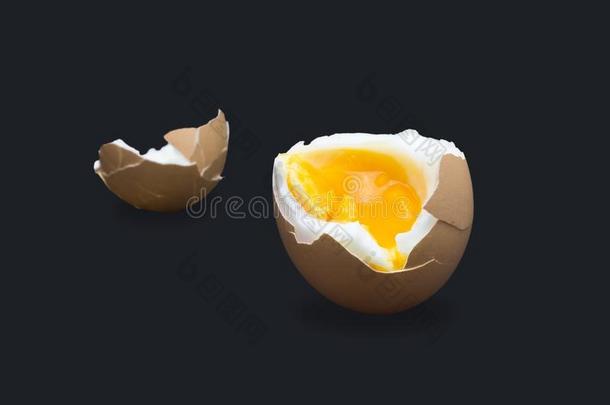 一照片关于喝醉的<strong>打碎</strong>破碎的母鸡米黄色鸡蛋隔离的向黑暗的balls球