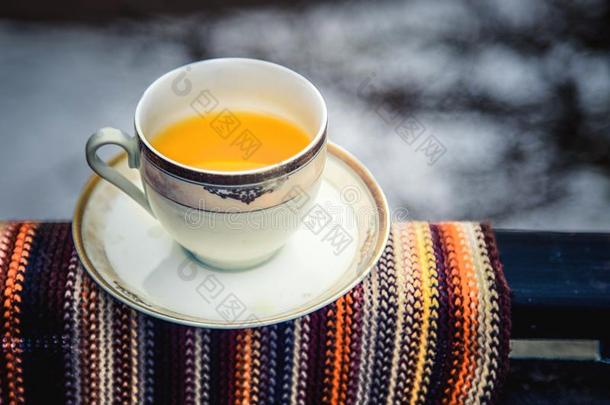 茶水杯子和黄色的柠檬茶水.