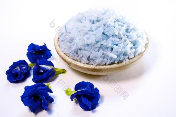 蓝色煮熟的稻在旁边颜色关于蝴蝶豌豆花