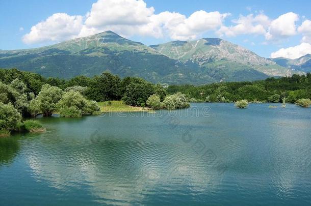 全景画关于指已提到的人湖关于斯堪达雷洛在近处阿马特里切采用意大利和
