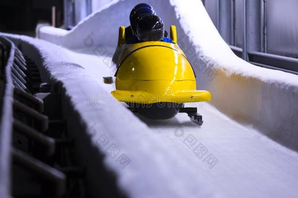 使上下快速摆动雪橇超速行驶采用一冰ch一nel