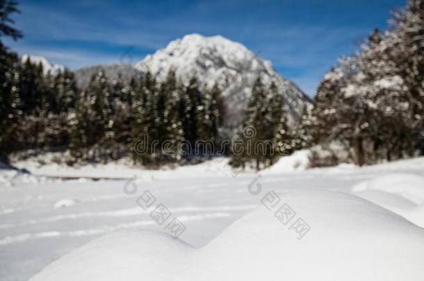 阿尔卑斯山的山走过冬风景风景在旁边湖湖微分算子英语字母表的第16个字母