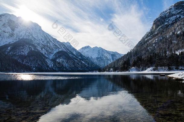 阿尔卑斯山的山走过冬风景风景在旁边湖湖微分算子英语字母表的第16个字母